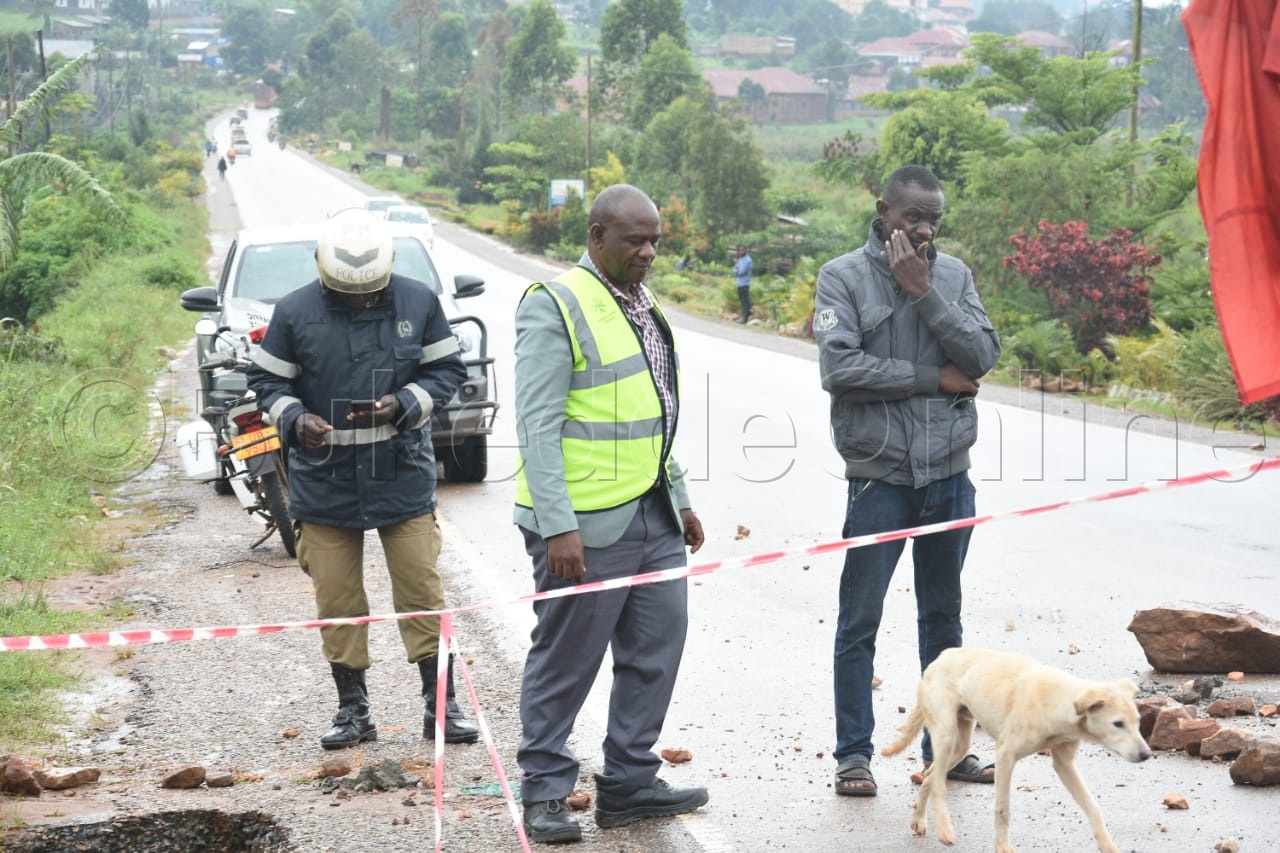 Poliisi y'ebidduka ng'etaddewo obupande obulaga obuzibu obuli ku luguudo.