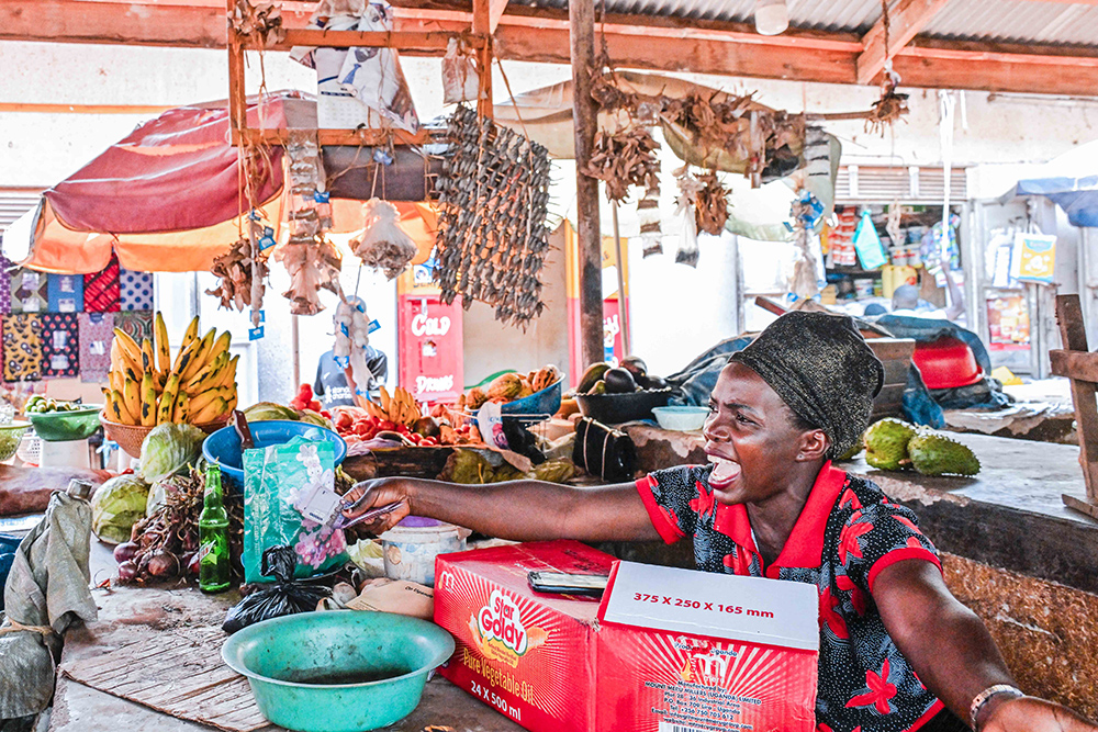 Excited Zabali Mayi a vegetable and spices seller thanked President Yoweri Kaguta Museveni for the financial support received in cash for the 82 Movit Market vendors of Wobulenzi in Katale zone village. (Photo by PPU/Tony Rujuta)