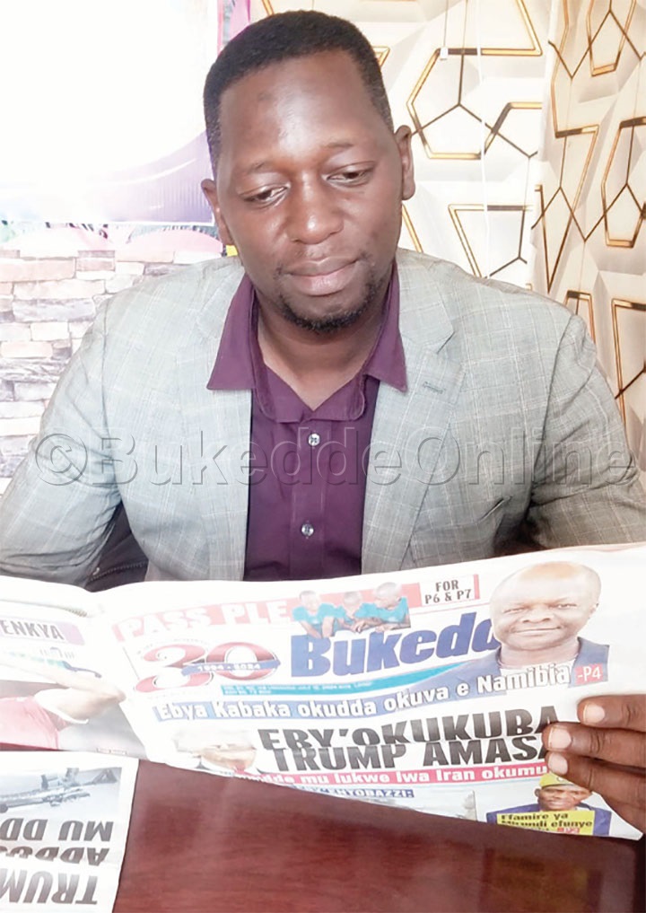 Ssemugenyi  Ng'asoma Olupapula Lwa Bukedde.