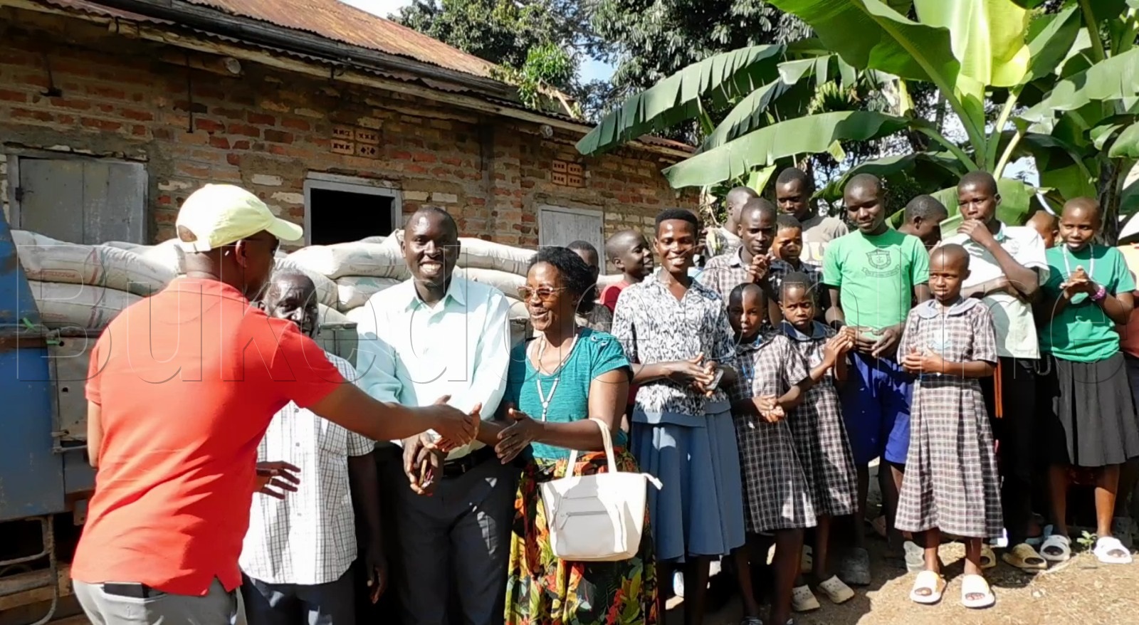 Frank Gashumba ng'abuuza ku bantu