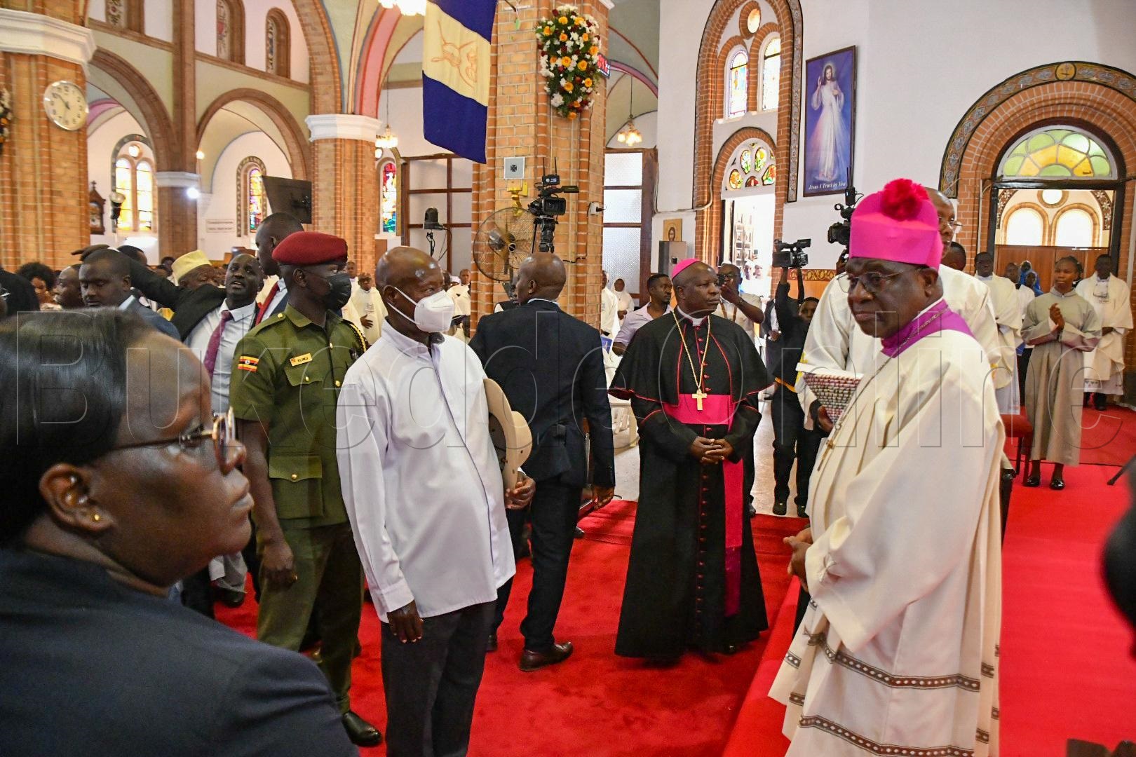 Presidenti Museveni ng'ali mu Klezia e Lubaga