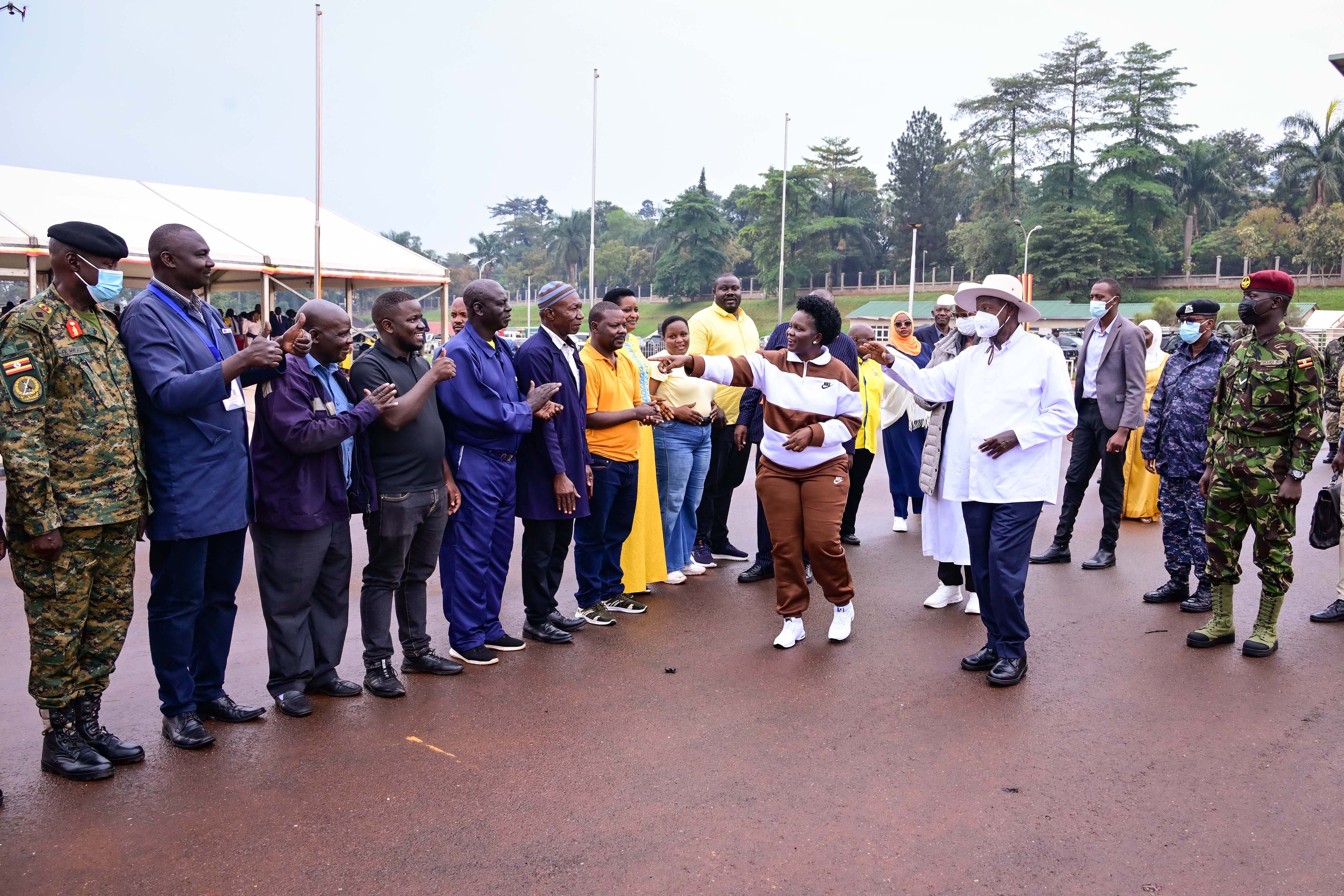 Helen Seku (C) introduces some of the leaders of the mechanics and garage operators from Kampala metropolitan region to President Museveni and First Lady Janet Museveni during a meeting at Kololo on Sunday. (PPU Photos)