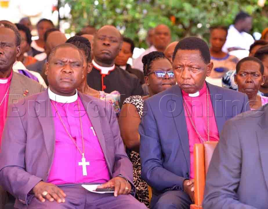 Ssabalabirizi eyawummula Starnley Ntagali (ku ddyo) n'abalala nga betabye mu kuwerekera omubiri gwa Mukhama.