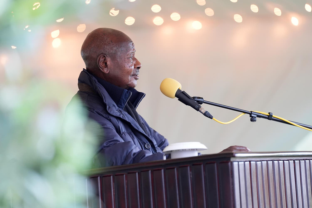 President Museveni speaking to guests at the Kuhingira.
