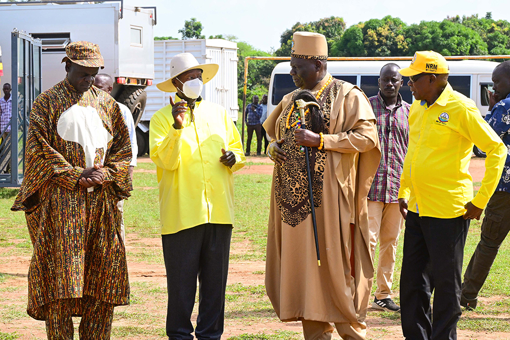 President Museveni talks to the Emorimor of Teso and his team during a campaign rally in Agule, Pallisa district on Wednesday. (PPU Photo)