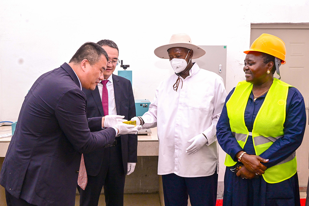 President Yoweri Museveni receives a sample of refined gold from Wagagai Gold Mining project MD Tan Jiuchang (L) during the commissioning of the facility in Busia on Saturday. (PPU Photo)