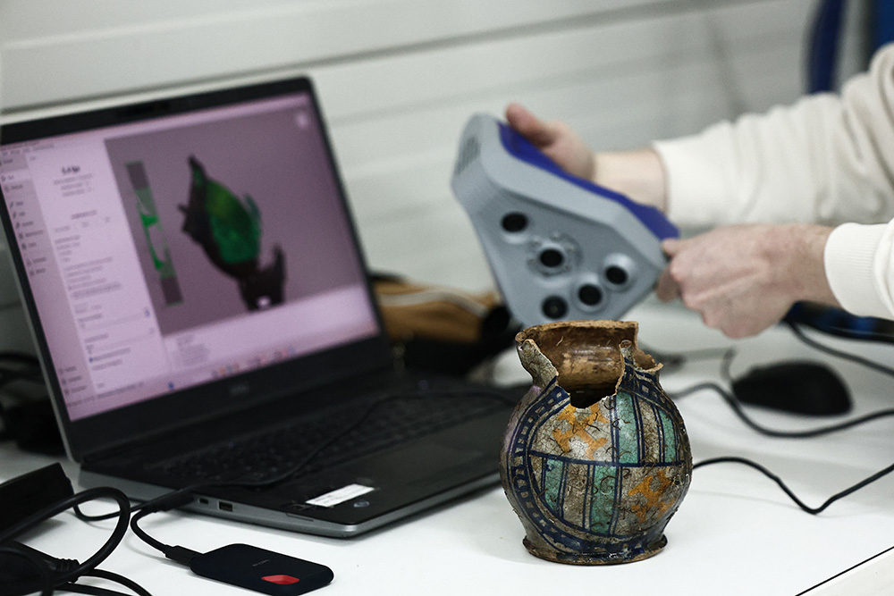 This photograph shows a view of a ceramic jug, recovered from the wreck of the CAMARAT 4, being scanned during its analysis at the DRASSM laboratory in Marseille on April 16, 2026. (Photo by Thibaud MORITZ / AFP)