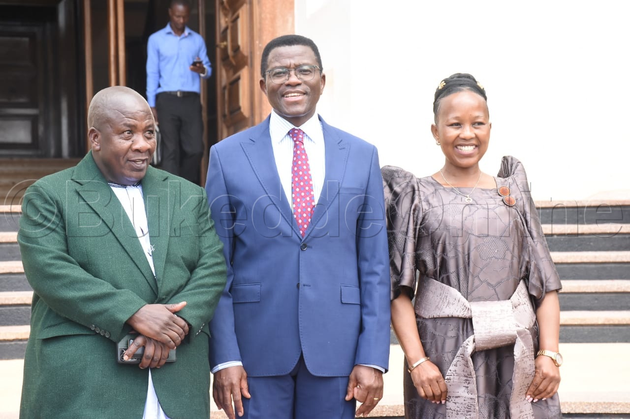Katikkiro Mayiga ng'ali mu kifananyi ne Muzeeyi Magala ne Mukyala we