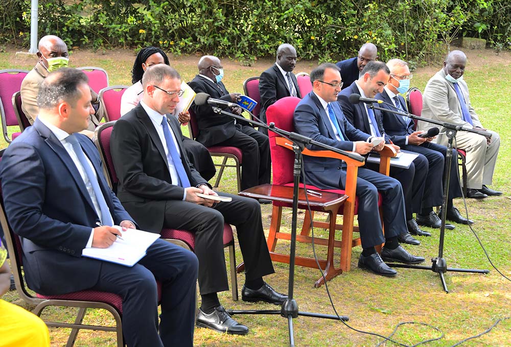 Tiimu kuruga Azerbaijani ababugaineho Purezidenti Museveni..(Photo by PPU)