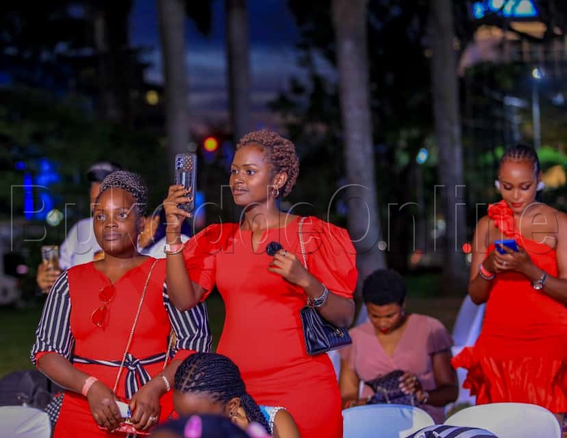 Abawagizi ba miss Uganda Nga bakuba ebifaananyi