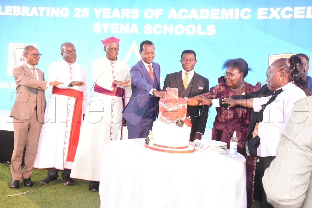 Katikkiro Mayiga n'Abakulu abalala mu kusala keeki