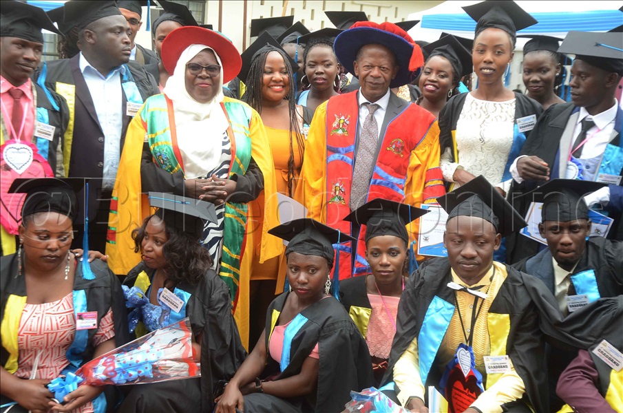 Minisita John C. Muyingo Ne Dr.safina Musene Ng'ali N'abayizi Abatikkiddwa Ku Ttendekero Ly'a Basawo E Butabika.