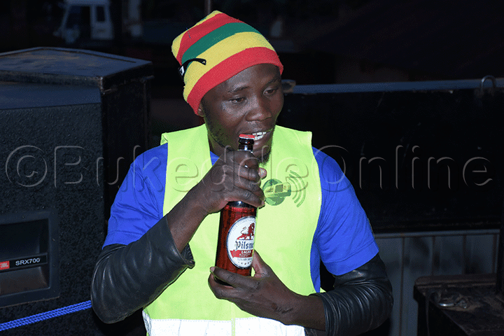 Ono yagenze okulaba nga owa 'opena' ajja kumulwisa.