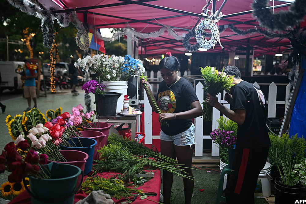  Flowers vendors prepare bouquets at Los Proceres boulevard in Venezuela's capital Caracas on December 19, 2025