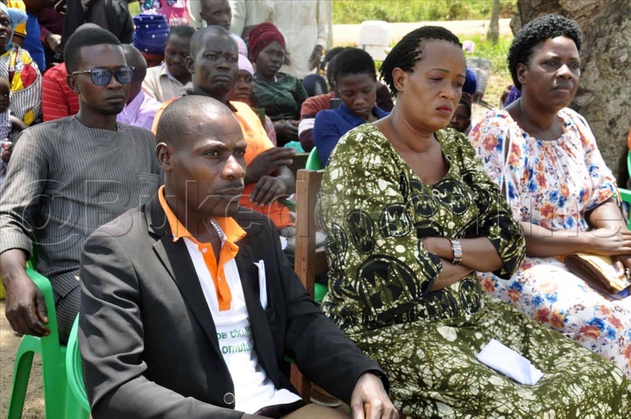 Minisita Omubeezi Ow'amazzi N'obutonde Bw'ensi Aisha Ssekindi N'abakulembeze Abalala Mu Nsisinkano N'abe Kamuwunga Mu Lwera