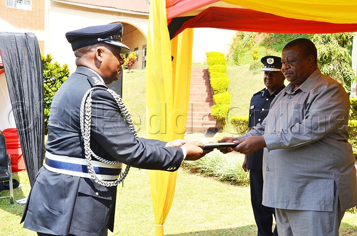 Minisita Otafire Ng'akwasa Herman Owomugisha Satifikeeti.