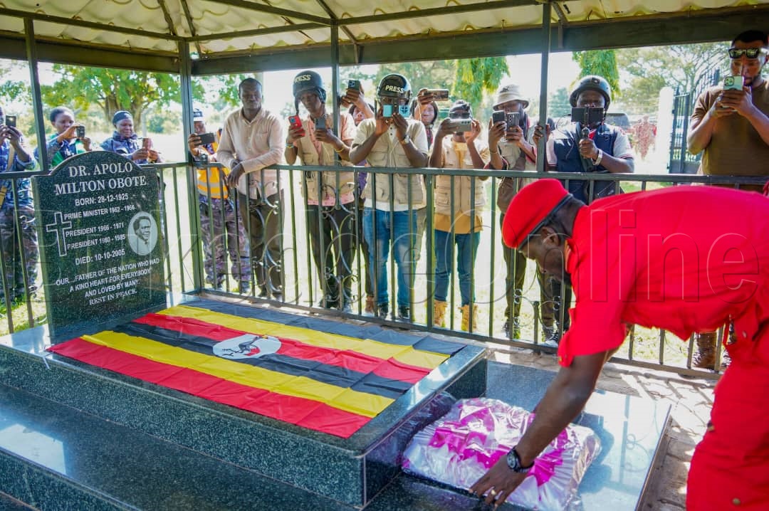 Bobi Wine ng'ateeka Bendera ya Uganda ku ntaana ya Dr.Milton Obote