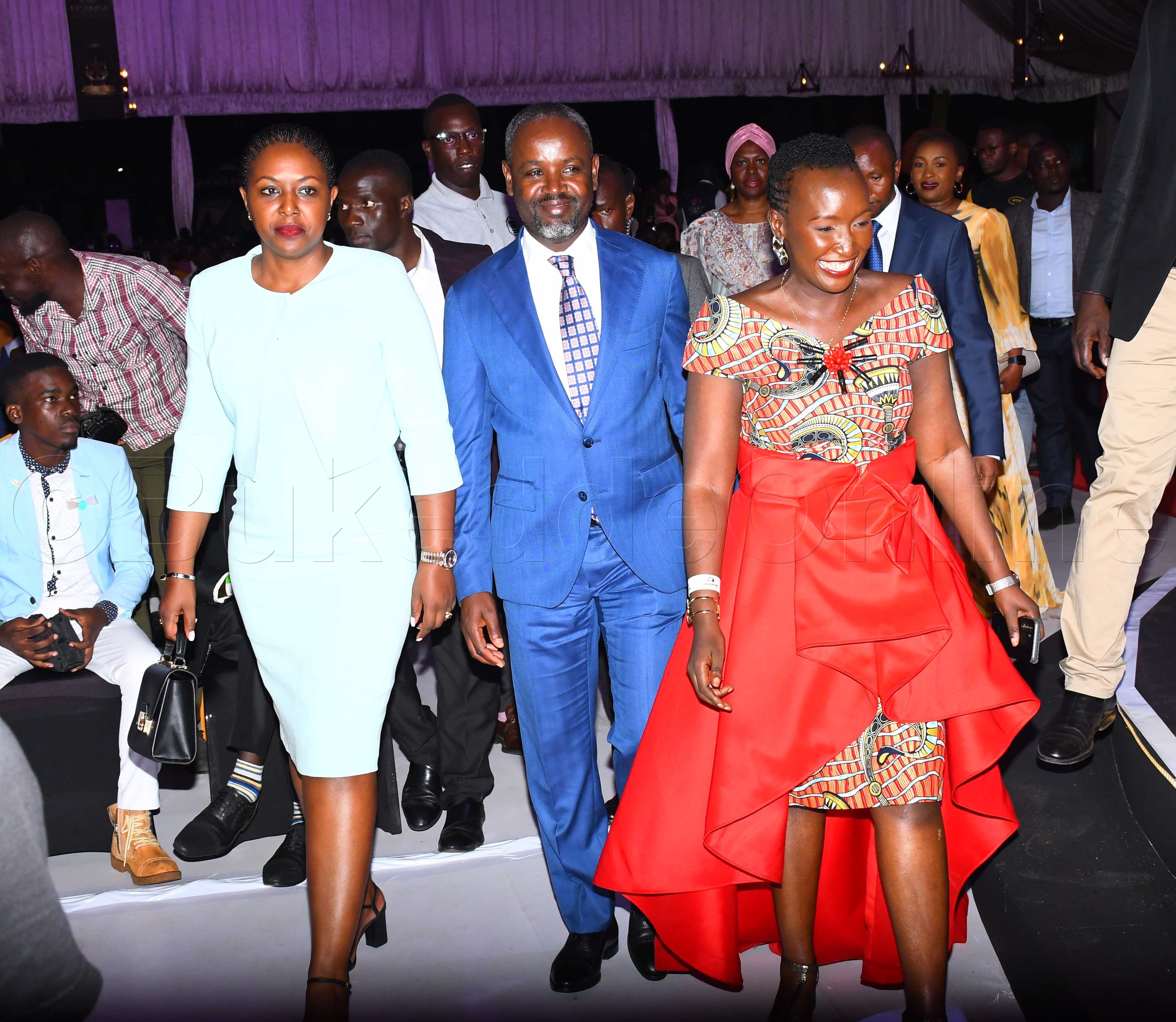 Tayebwa (wakati) Ne Mukyala We (ku Kkono) ne Irene Kaggwa (ku ddyo) we baabadde batuuka mu Kifo.