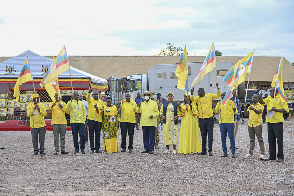 President Museveni in a group photo with flag bearers and other leaders.