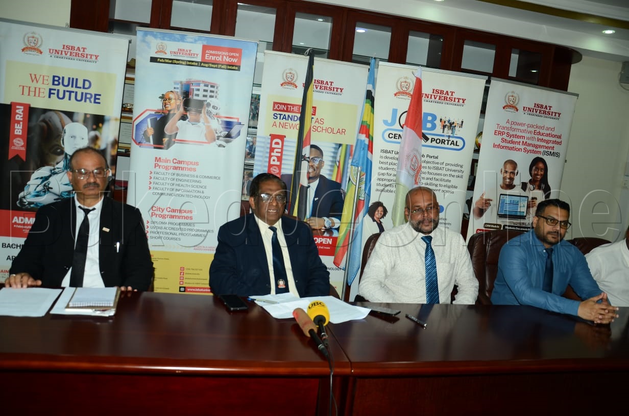 Pulof Kattampackal wakati VC, asooka ku kkono ye Dr Kumar Pradeep director academic affairs, owookubiri ku ddyo Dr Paul Giju academic registra ne Dr Tyagi Vaibhav dean faculty of ICT mu lukungaana lwa bannamawulire