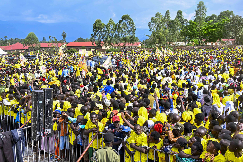 President Museveni arrives for the campaign rally amidst a cheering crowd of NRM supporters. (PPU)