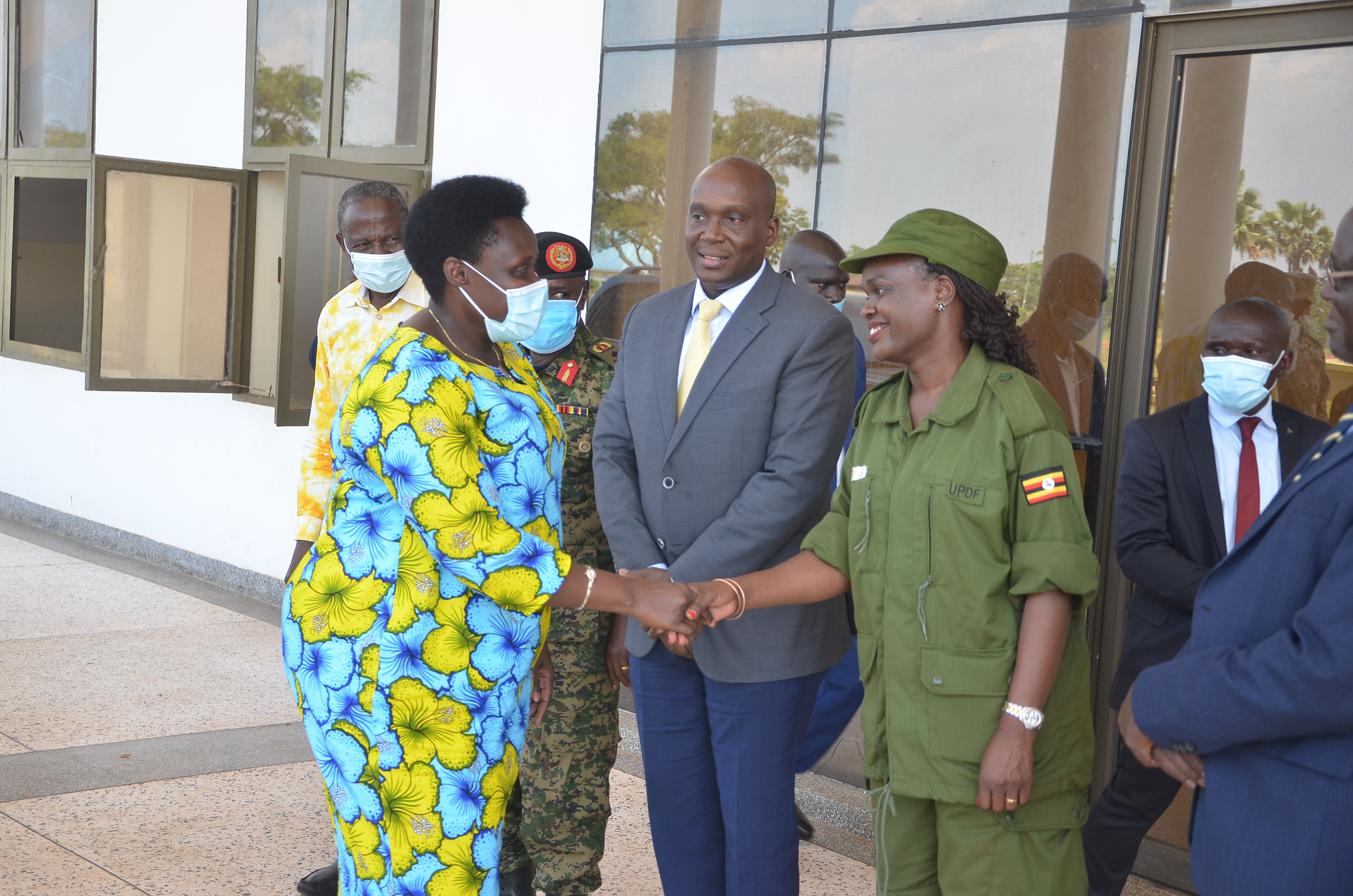 Patricia Ojangole (owookubiri ku ddyo), ng'ayaniriza omumyuka wa Pulezidenti - Jessica Alupo e Kyankwanzi. Owookusatu ku ddyo ye Felix Okoboi akulira bboodi ya UDB ne Minisita w'ebyensimbi Matia Kasaijja(ku kkono).