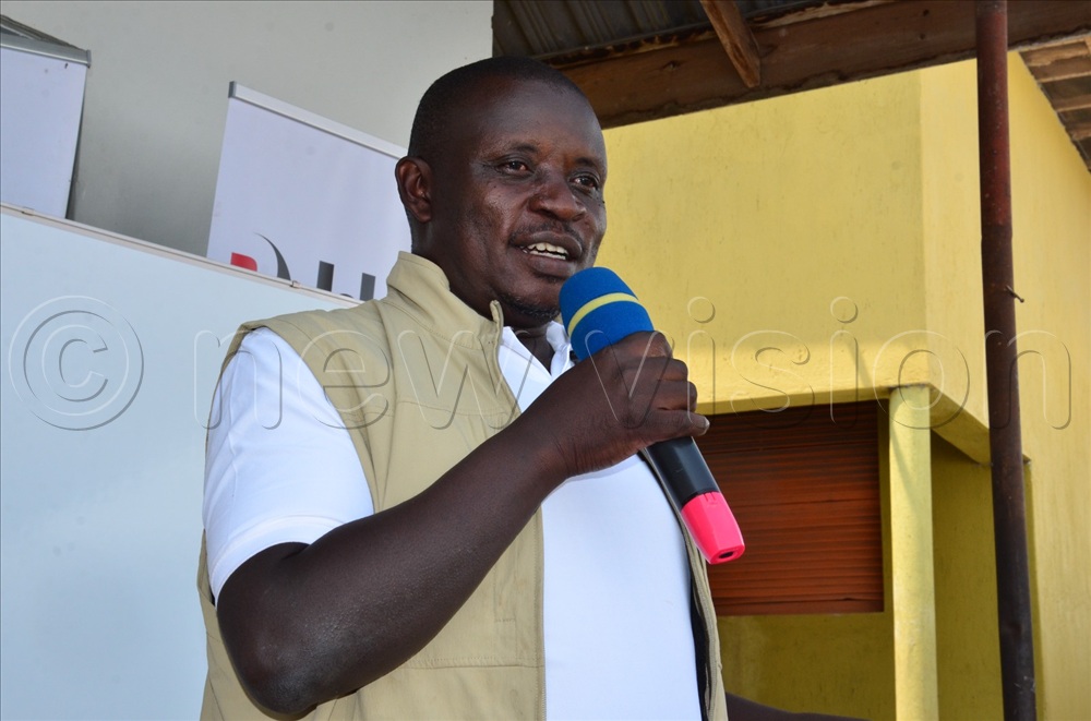 Dr Moses Kasaawe of Ceva France training the participants.