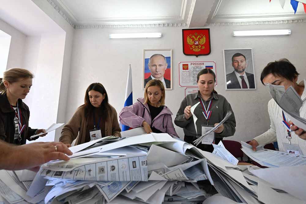 Members of a local electoral commission count votes in Russia's parliamentary election in Donetsk, Russian-controlled Ukraine, on September 20, 2026, amid the ongoing Russian-Ukrainian conflict. (AFP Photo)