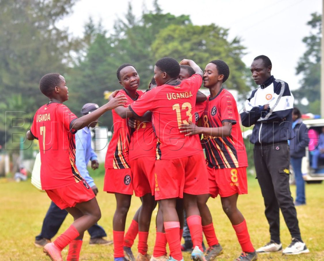Bannayuganda nga basanyukira ggoolo e Kenya