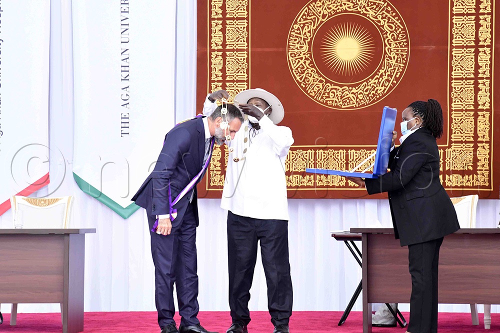 President Yoweri Museveni decorating the Aga Khan with the Most Excellent Order of the Pearl of Africa (Grand Master). The decoration recognises the Aga Khan’s distinguished services to the nation and his leadership in advancing social and economic development. (Photo by Eddie Ssejjoba)