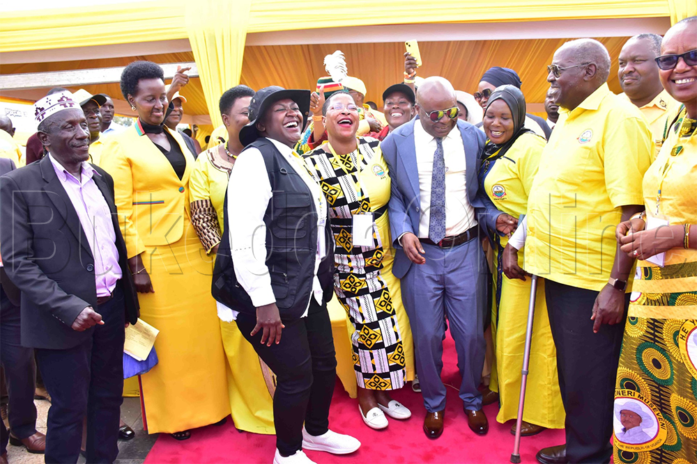 Hadijah Namyalo ng'ali n'abakungu ba NRM  Kololo 