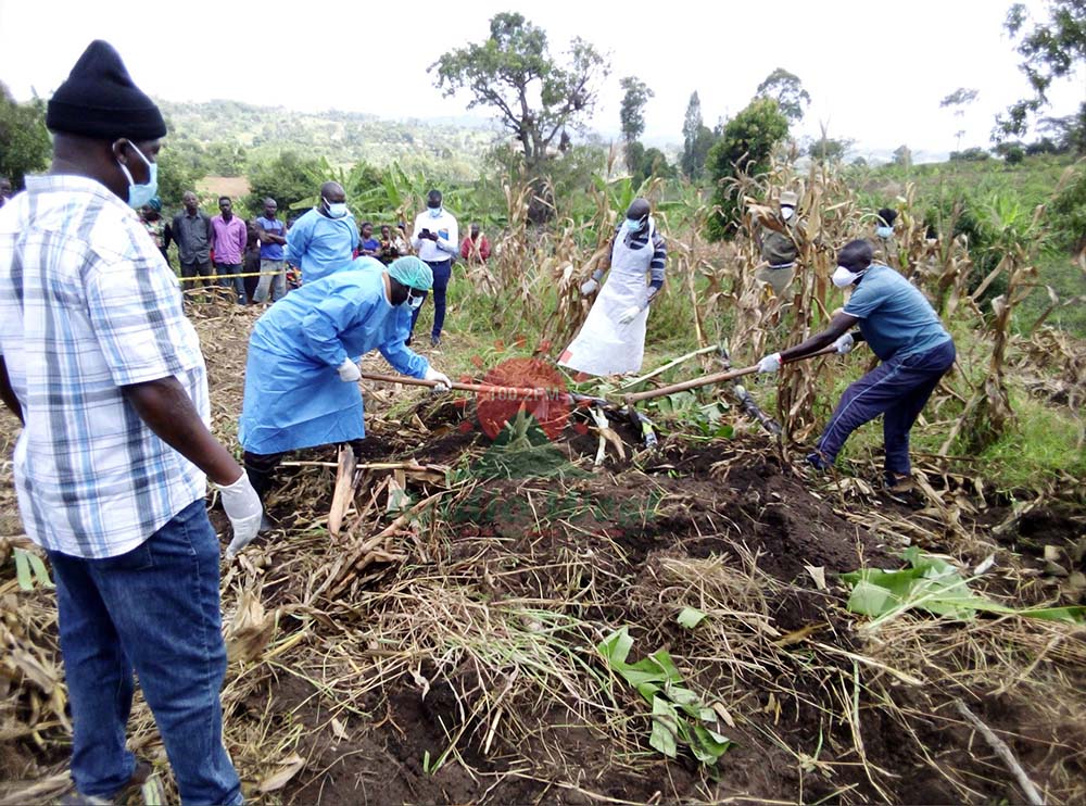Ab'eby'okwerinda barikuzikuura omutumbi gw'omukazi ogubaire guzikirwe bwanyima y'okugambwa kuba aitsire iba. PHOTOs: Robert Adiga.