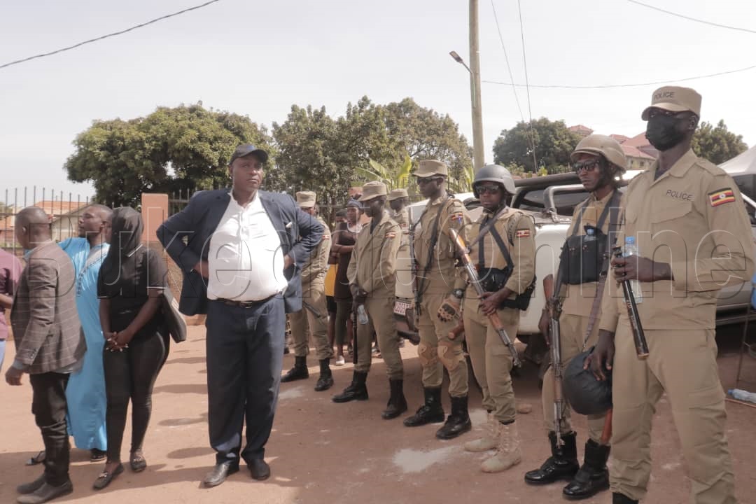 Mukoome ng'ali n'abasirikale oluvannyuma lw'okuwangulwa