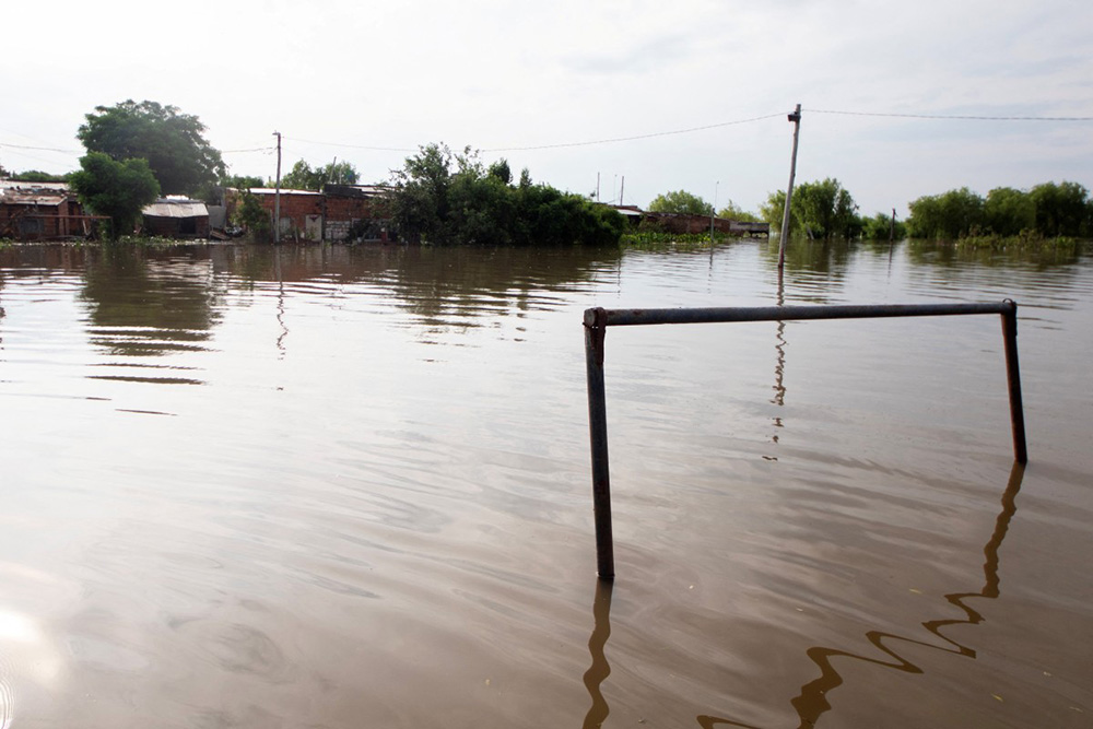 A soccer goal is pictured after the overflow of the Paraná River, following heavy rainfall and the opening of the floodgates at the Yacyreta hydroelectric dam, in Corrientes, Argentina, on October 23, 2026. (Photo by Joaquin Meabe / AFP)