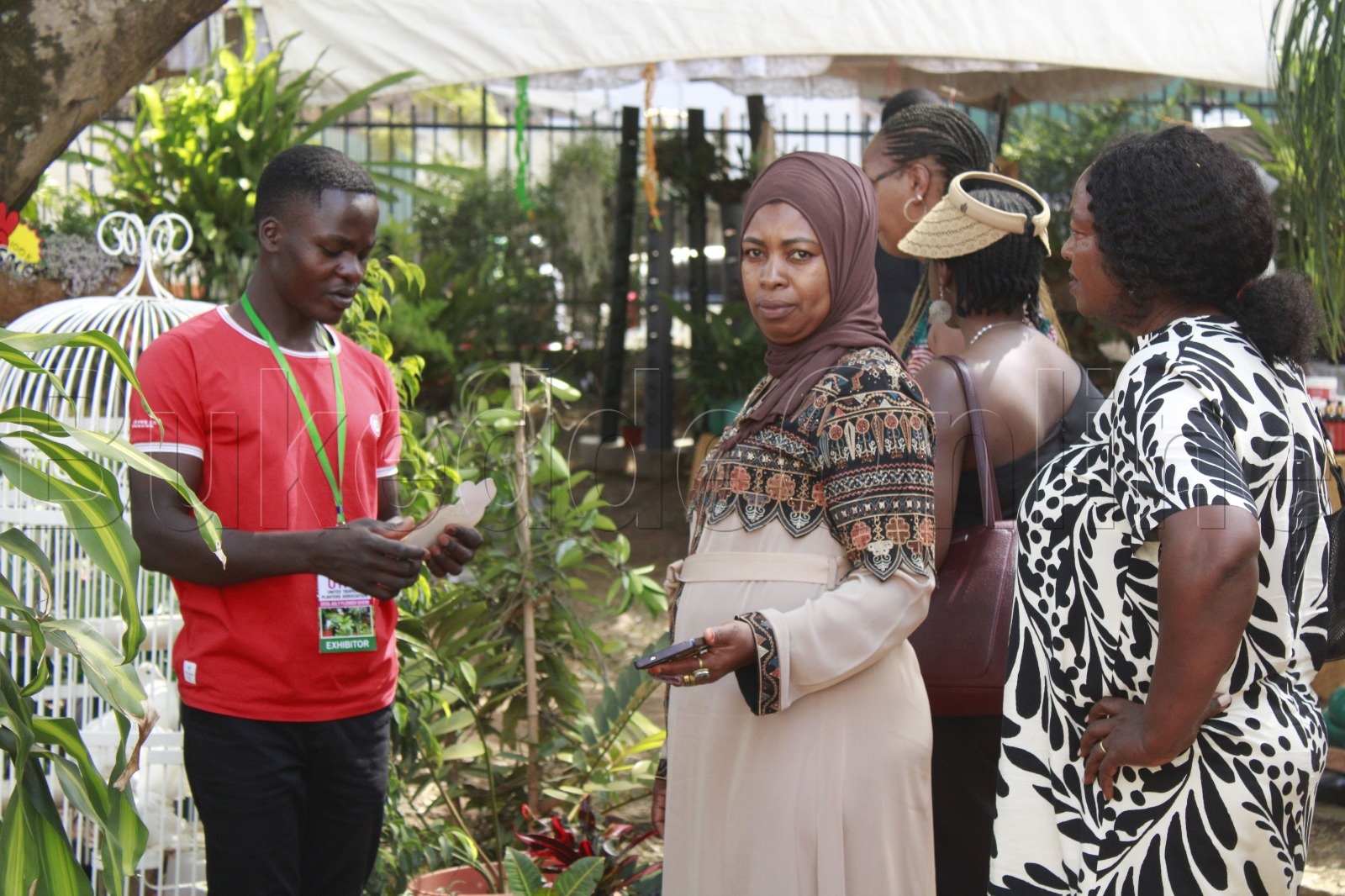 Omutunzi w'ebimuli Rehemah Namara owa Remmie Blooms (wakati) ne bakasitoma