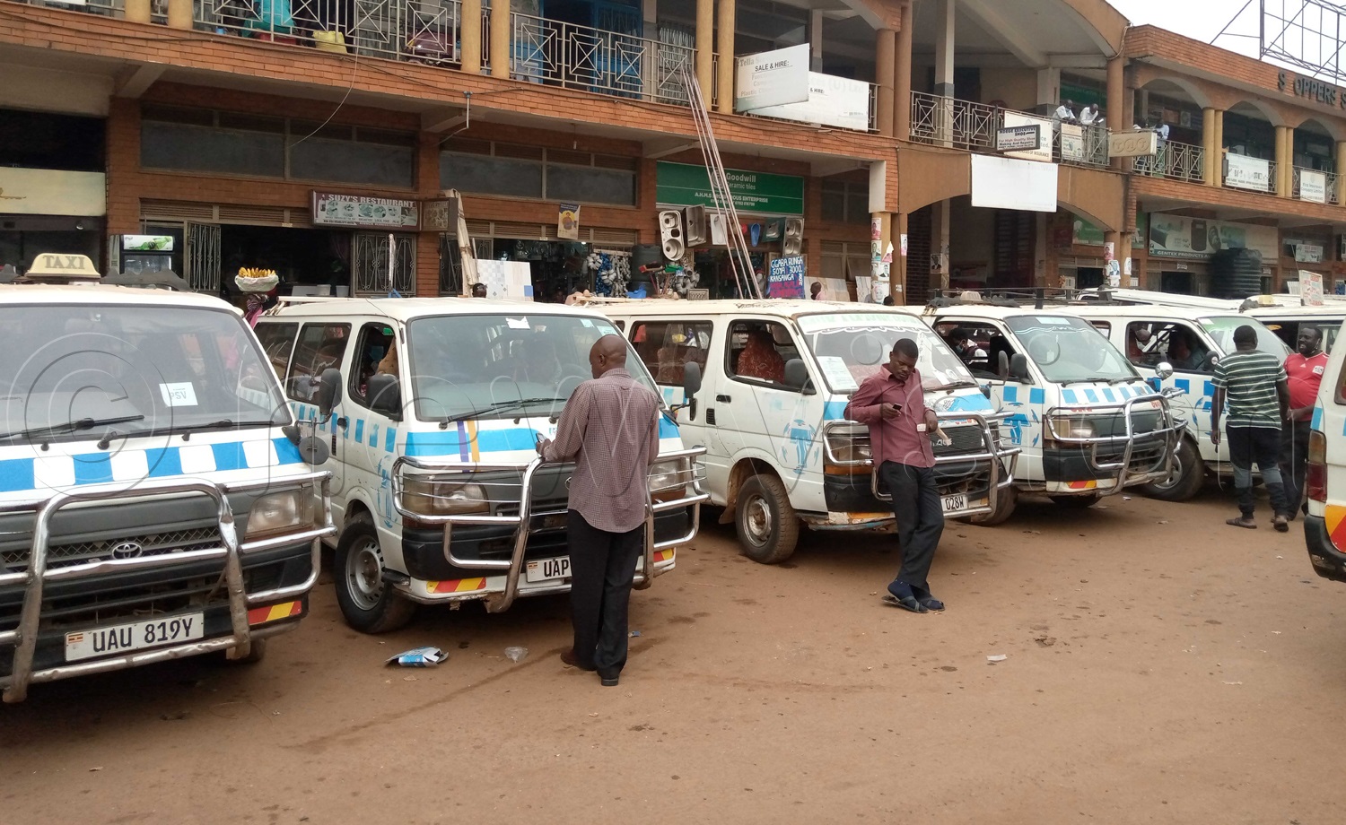 Endabirwamu ya ttakisi ey'omu maaso terina kubaamu lwatika lwonna.