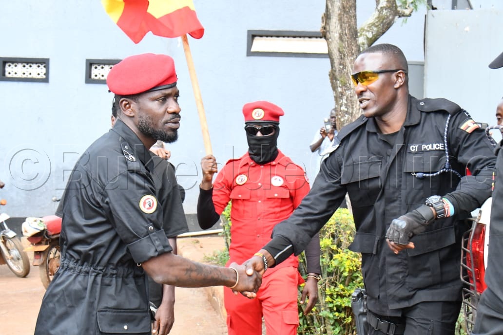 Bobi ng'abuuza k'omu ku baserikale abamukuuma.