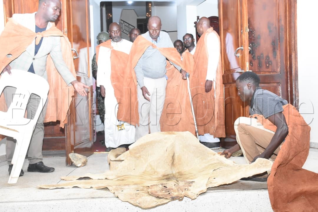 Musuuga ng'akola emikolo gy'okussaako King wa Tooro