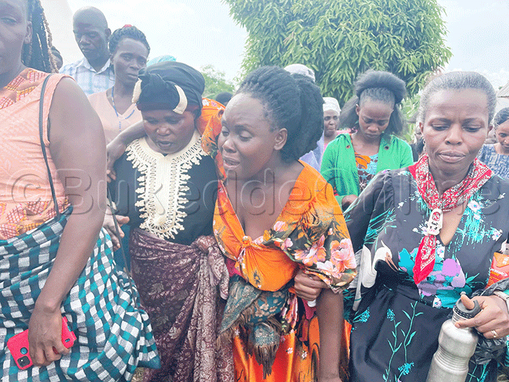 Maama W'omugenzi gwe bakwatiridde ng'ayaziirana.