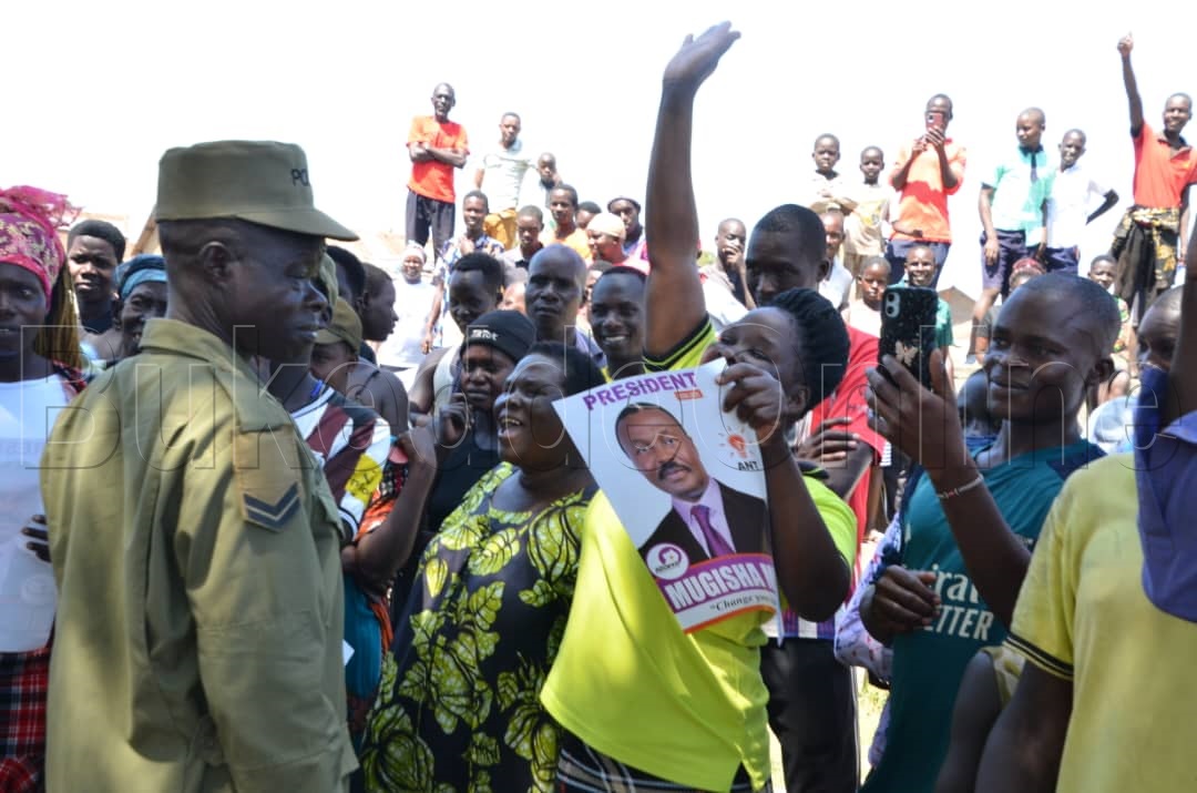 Abawagizi ba Muntu nga bakutte ebipande bye