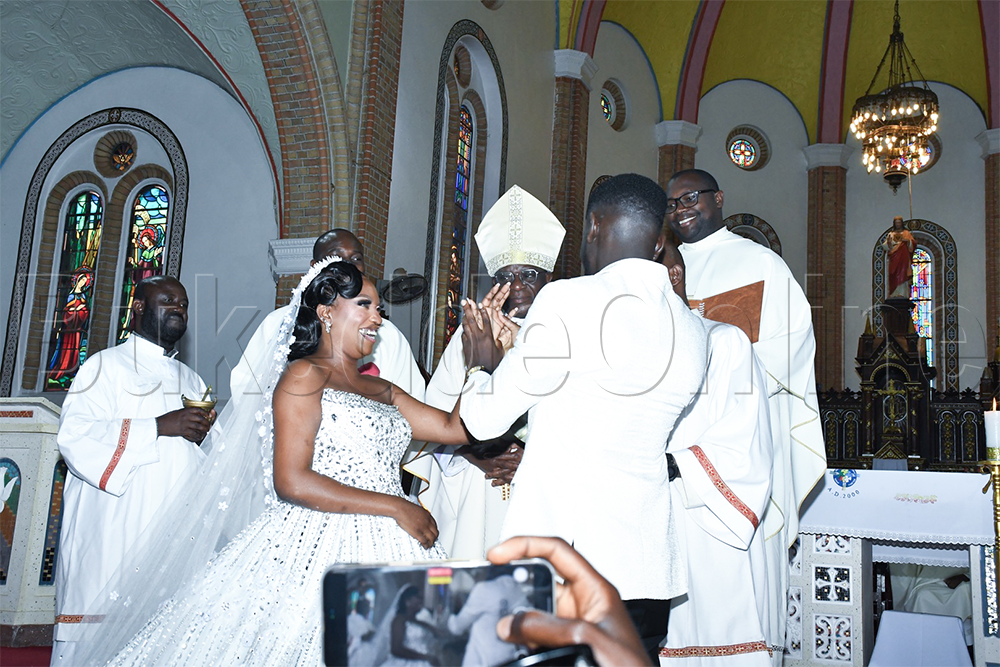 Irene Ntale ng'akuba ebirayiro n'omwami we Kalibbala Vicent leero mu Lubaga Cathedral