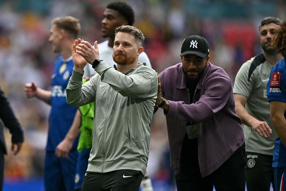 Chelsea's English interim coach Calum McFarlane (L) applauds fans on the pitch after the English FA Cup semi final football match between Chelsea and Leeds United at Wembley stadium in London, on April 26, 2026. Chelsea won the game 1-0 