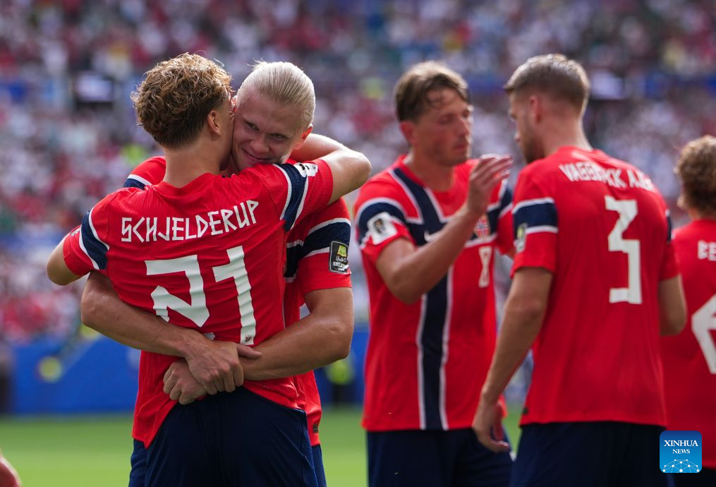 Andreas Schjelderup (1st L) of Norway celebrates after scoring with teammate Erling Haaland. (Xinhua/Huang Zongzhi)
