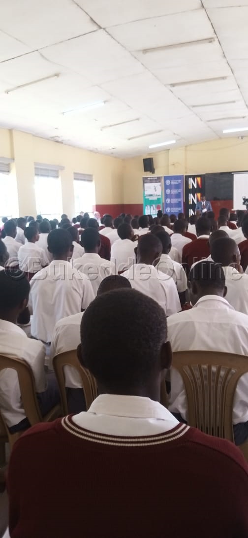 Abayizi nga bawuliriza.