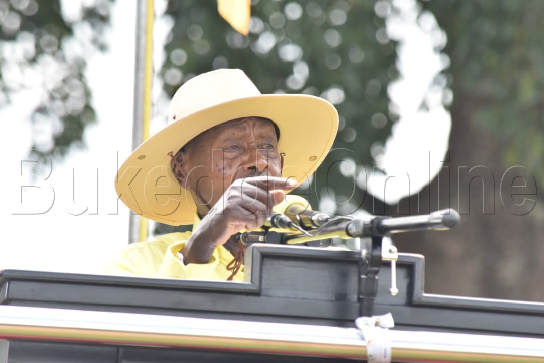 Pulezidenti Museveni ng'ayogerako n'abantu b'omu Acholi