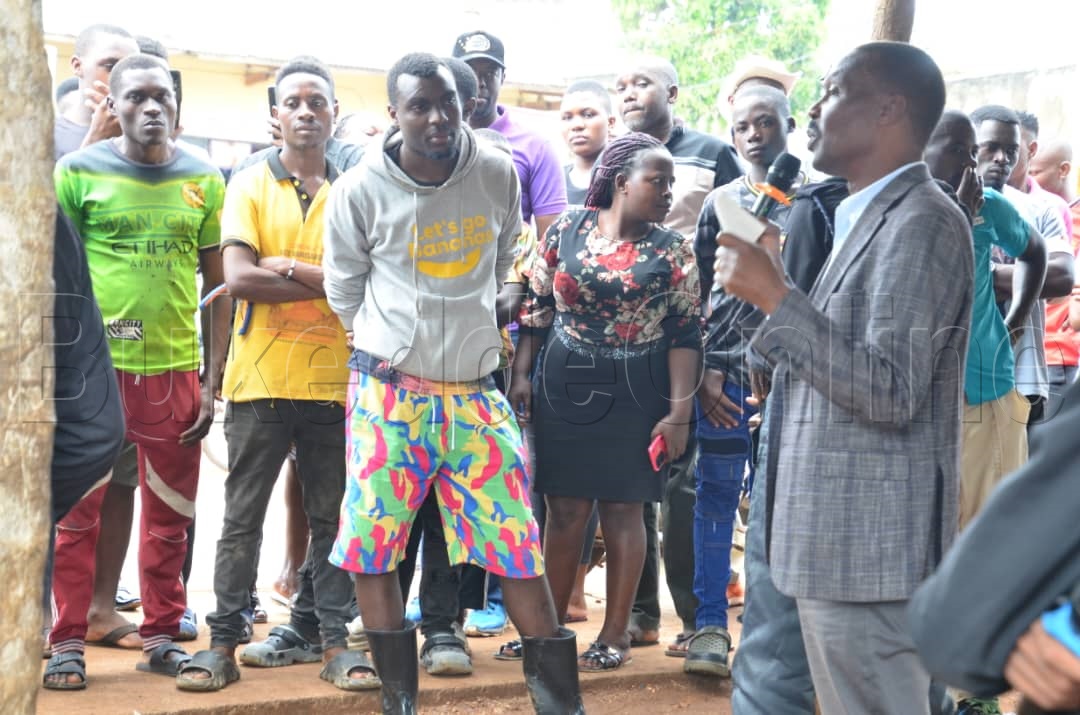 Mugisha Muntu ng'asaba abantu akalulu