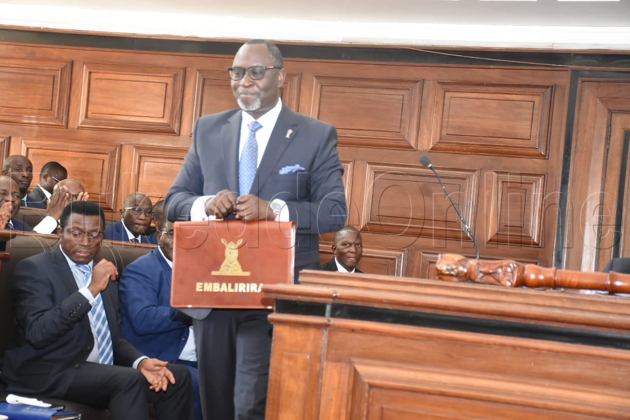 Akulira eggwanika lya BUganda Waggwa Nsibirwa ng'atuuka okusoma bajeti
