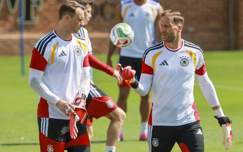13 June 2026, United States, Winston-Salem: Soccer: National Team, Germany, final training session ahead of the first World Cup match against Curaçao; goalkeepers Manuel Neuer (left) and Oliver Baumann talk to each other during training.