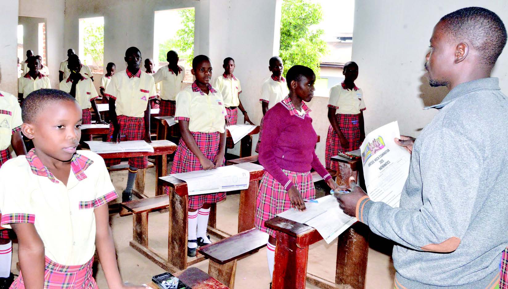 Omusomesa Ng'ayogera N'abayizi Ba St. James Devine Foundation School Kasawo Nga Tebannakola Kibuuzo.