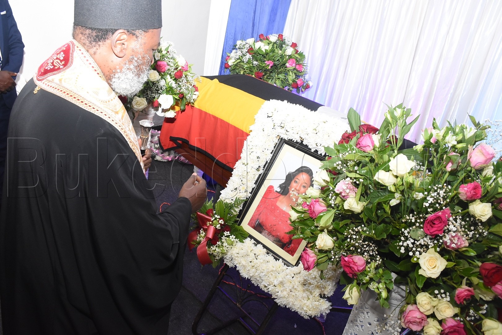 Muzeeyi ng'asabira omubiri gw'omugenzi Helen